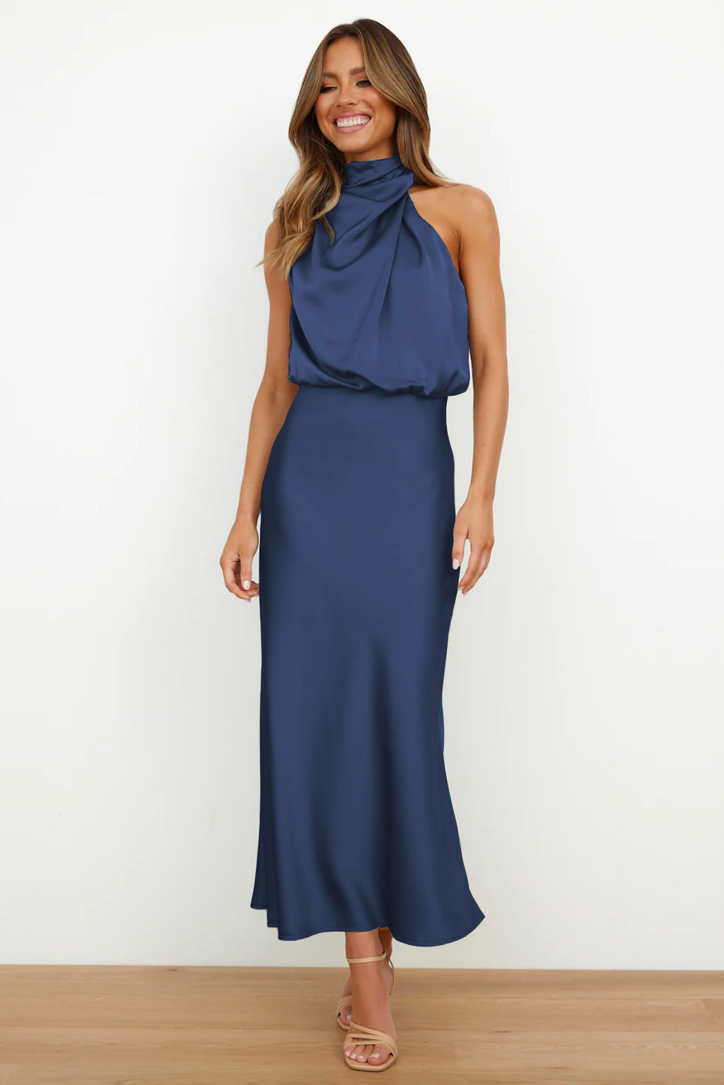 Valeria | Lange Satinrobe mit Halterneck