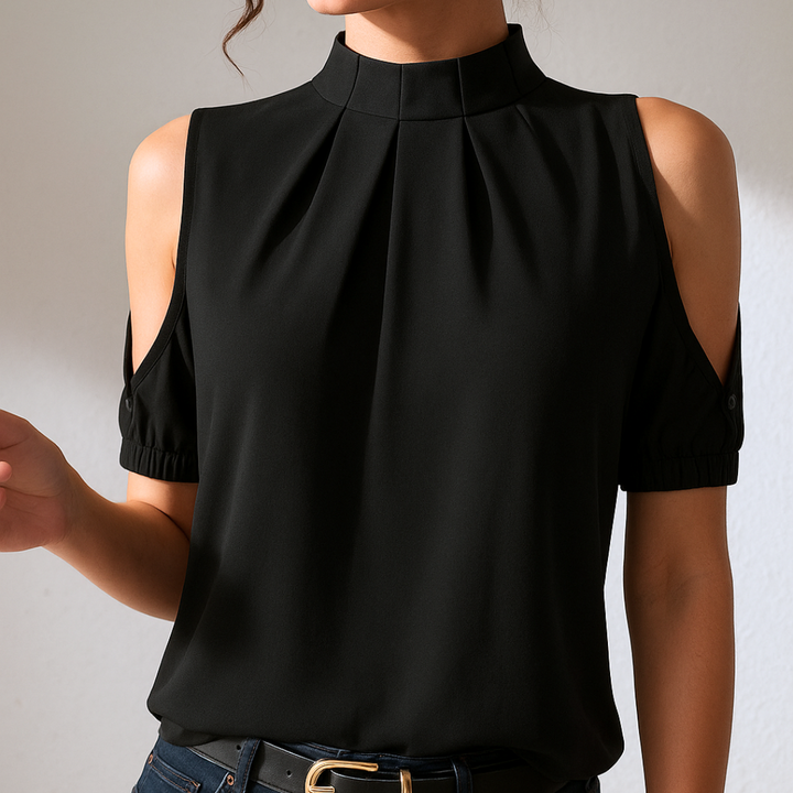 VorherigeNächste   Inge | Schwarze Plisseebluse mit geschlitzten Ärmeln