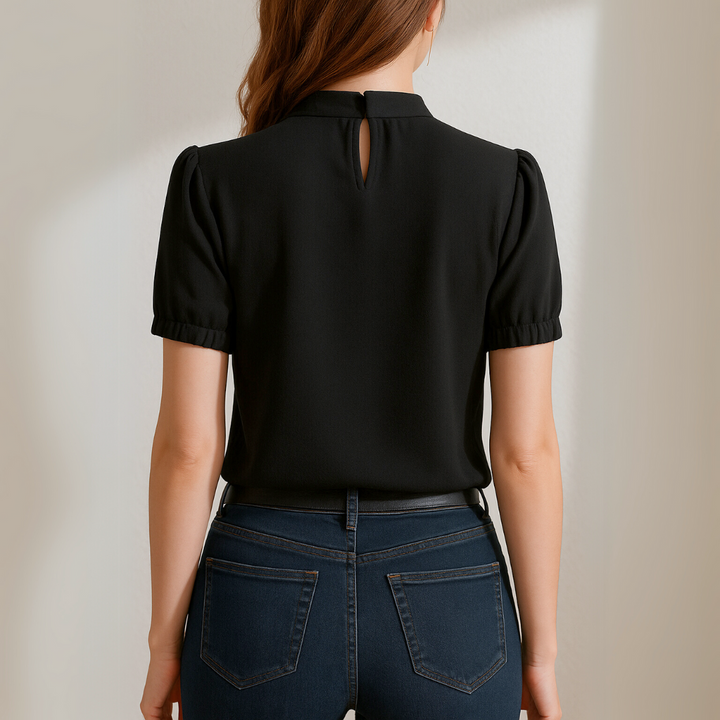 VorherigeNächste   Inge | Schwarze Plisseebluse mit geschlitzten Ärmeln