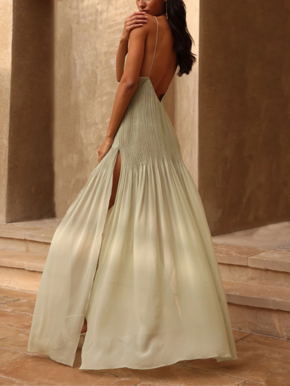 Langes Plisseekleid mit Patchwork-Detail und Schlitz auf der Rückseite