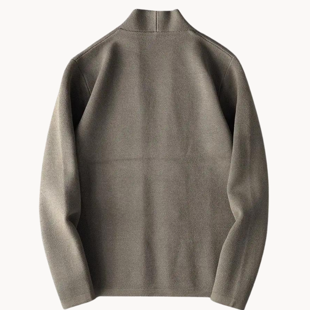 AUGUST IM STILVOLLEN BLAZER
