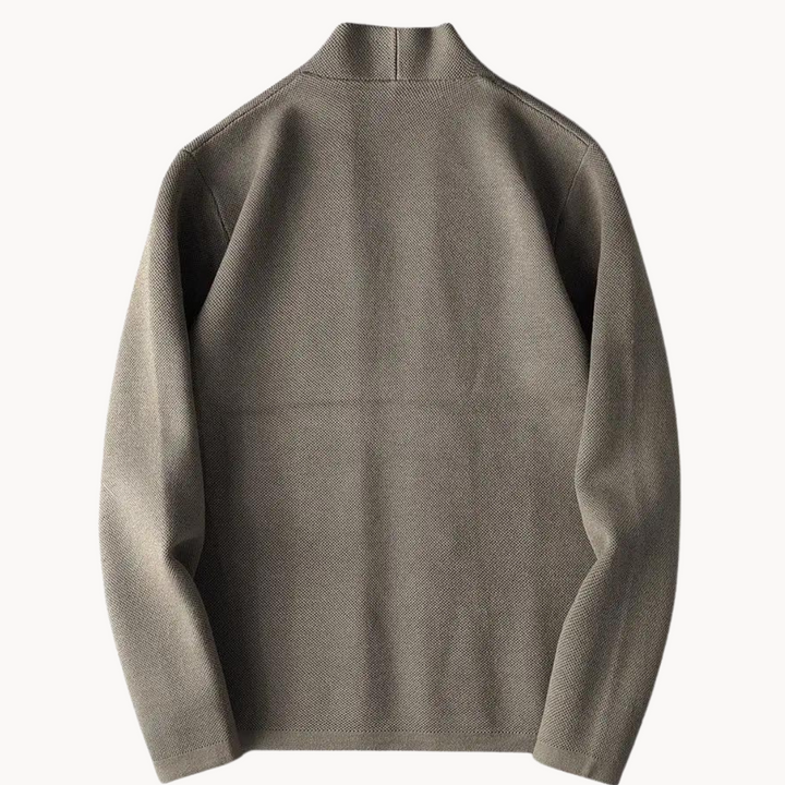 AUGUST IM STILVOLLEN BLAZER