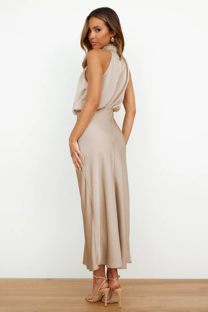 Valeria | Lange Satinrobe mit Halterneck