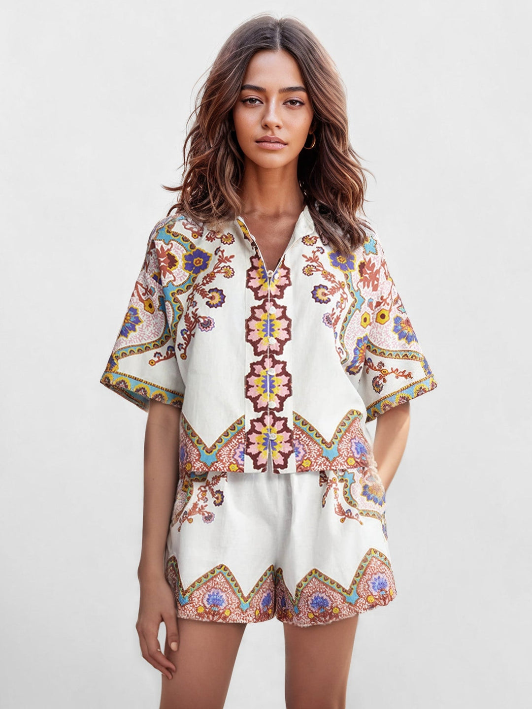 Zwei Stück Boho-Blumen-Set – Hemdkleid und Shorts in passenden Designs