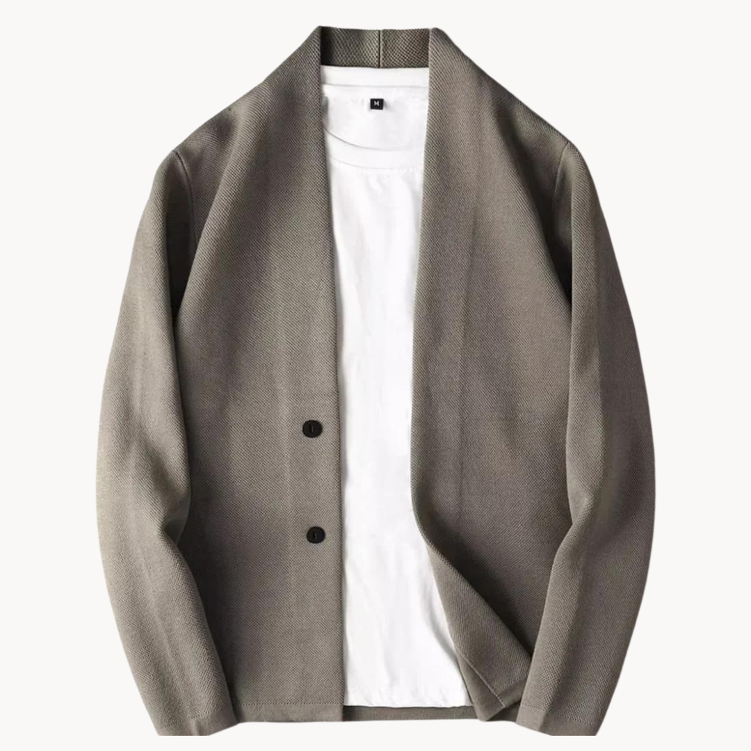 AUGUST IM STILVOLLEN BLAZER