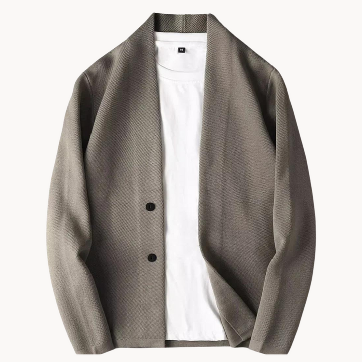 AUGUST IM STILVOLLEN BLAZER