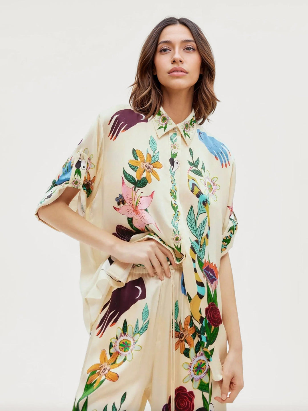 Komplett satiniert mit stilvollem Druck – Oversized Hemd und passende Hose