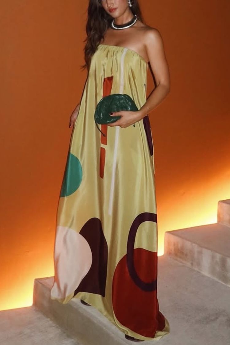 Langes Kleid „Miss Me“ mit offenen Schultern und abstraktem Druck – Eleganz, die nicht unbemerkt bleibt
