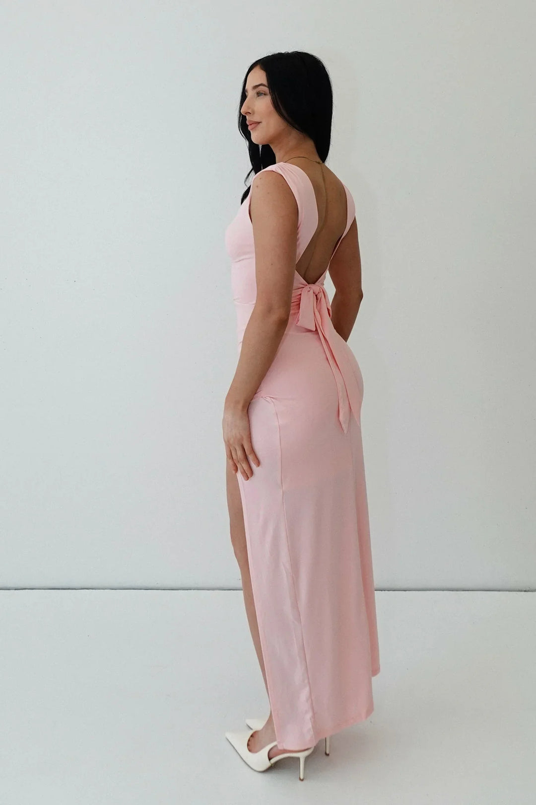 Rote enge Kleid mit Schlitz und Raffungen