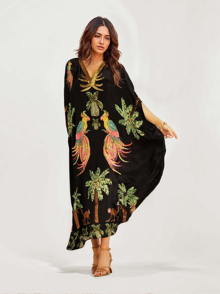 Langes schwarzes Kleid mit tropischen Papageiendruck