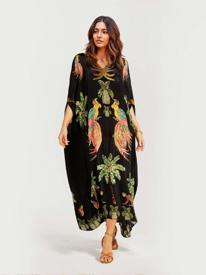 Langes schwarzes Kleid mit tropischen Papageiendruck