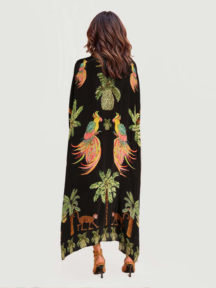 Langes schwarzes Kleid mit tropischen Papageiendruck