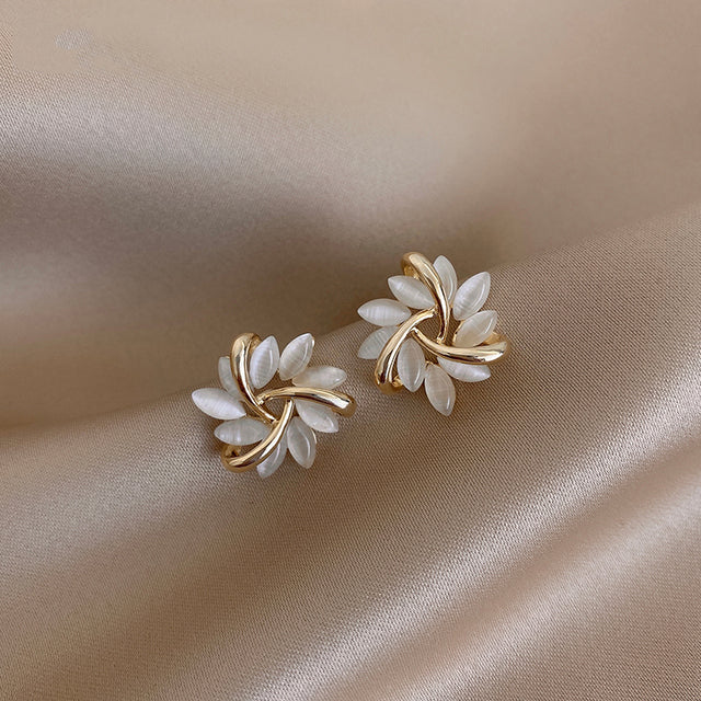 Creole Ohrringe mit Opalblumen in Gold