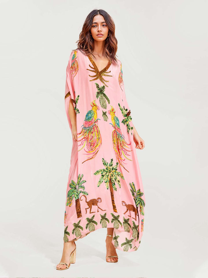 Langes schwarzes Kleid mit tropischen Papageiendruck