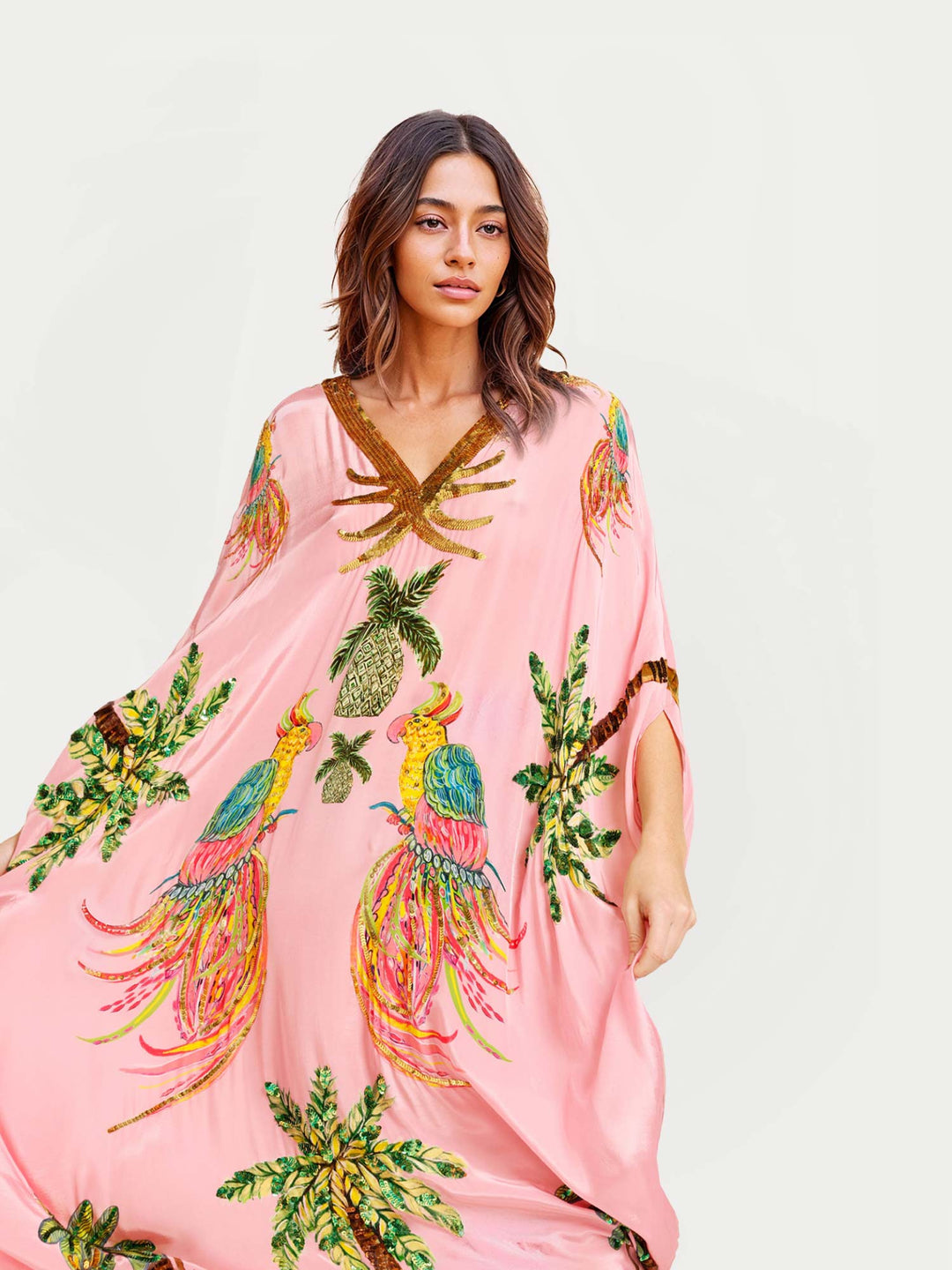 Langes schwarzes Kleid mit tropischen Papageiendruck