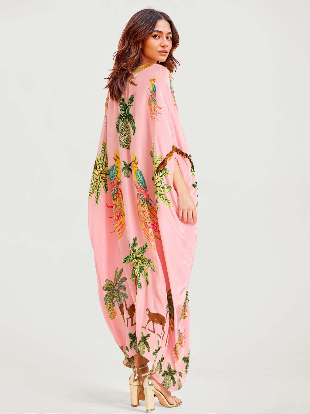 Langes schwarzes Kleid mit tropischen Papageiendruck