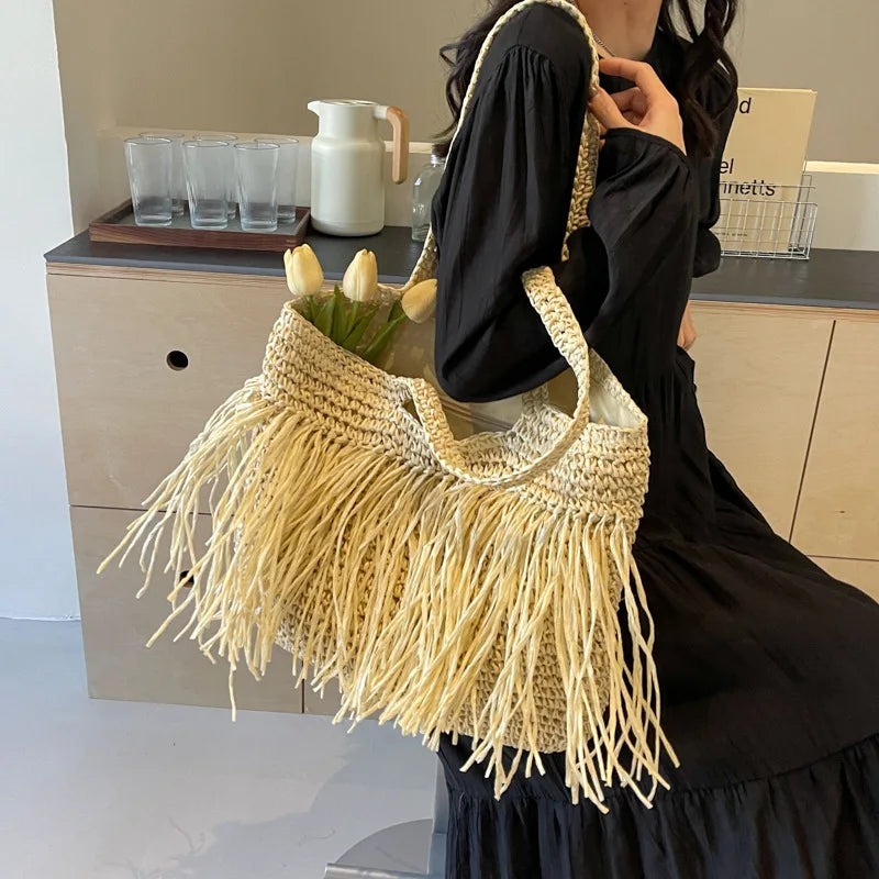 Geflochtene Tasche mit Fransen – Natürlicher und Boho-Stil