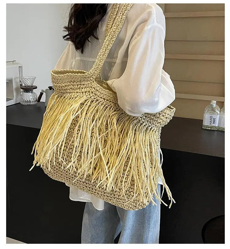 Geflochtene Tasche mit Fransen – Natürlicher und Boho-Stil