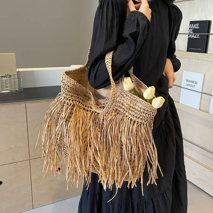 Geflochtene Tasche mit Fransen – Natürlicher und Boho-Stil