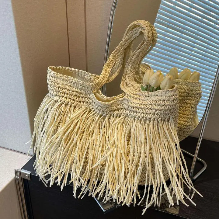 Geflochtene Tasche mit Fransen – Natürlicher und Boho-Stil