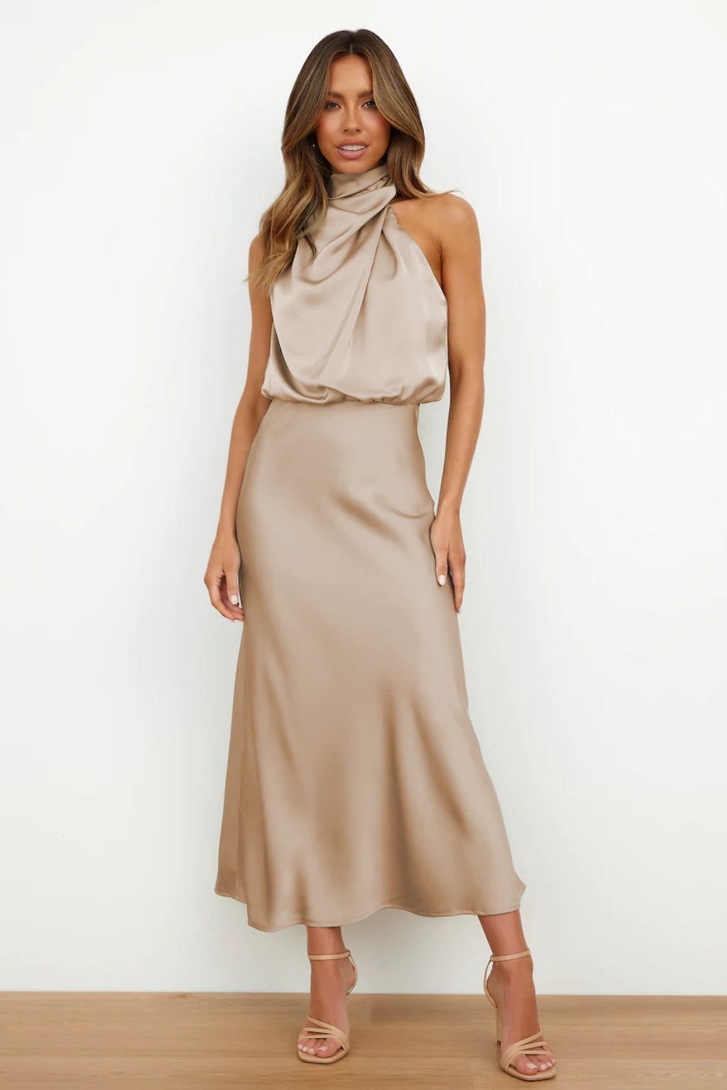 Valeria | Lange Satinrobe mit Halterneck