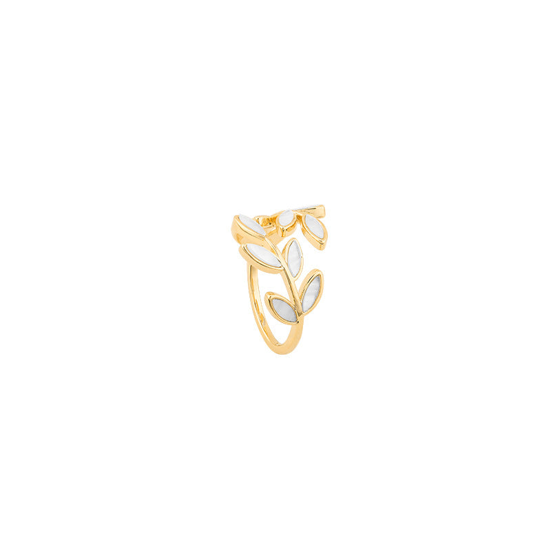 Verstellbarer Goldring mit Blatt und weißem Opal
