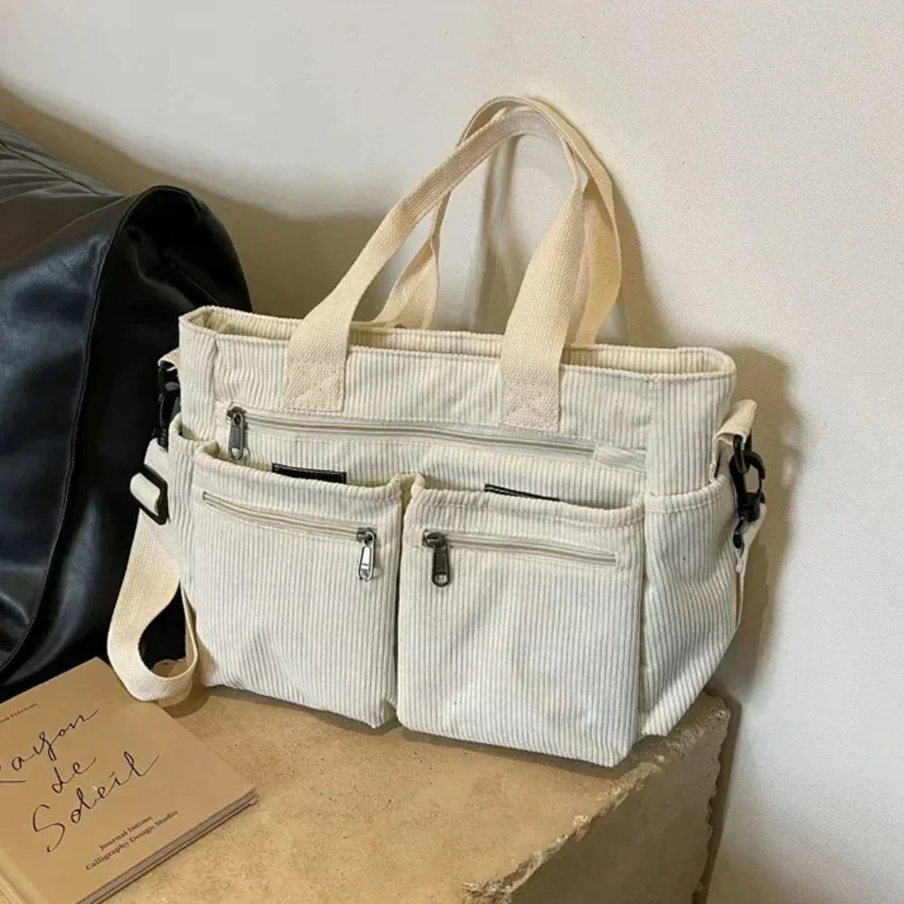 Lina- Kordelzugtasche mit handgefertigten Details