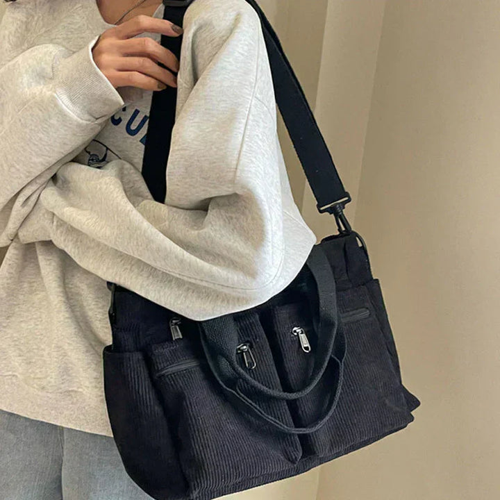 Lina- Kordelzugtasche mit handgefertigten Details