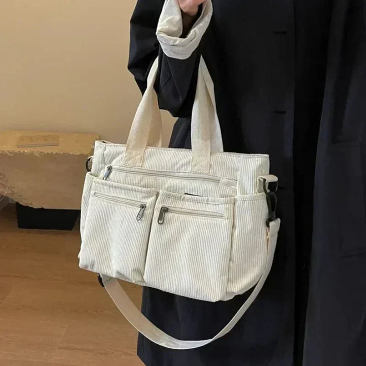 Lina- Kordelzugtasche mit handgefertigten Details