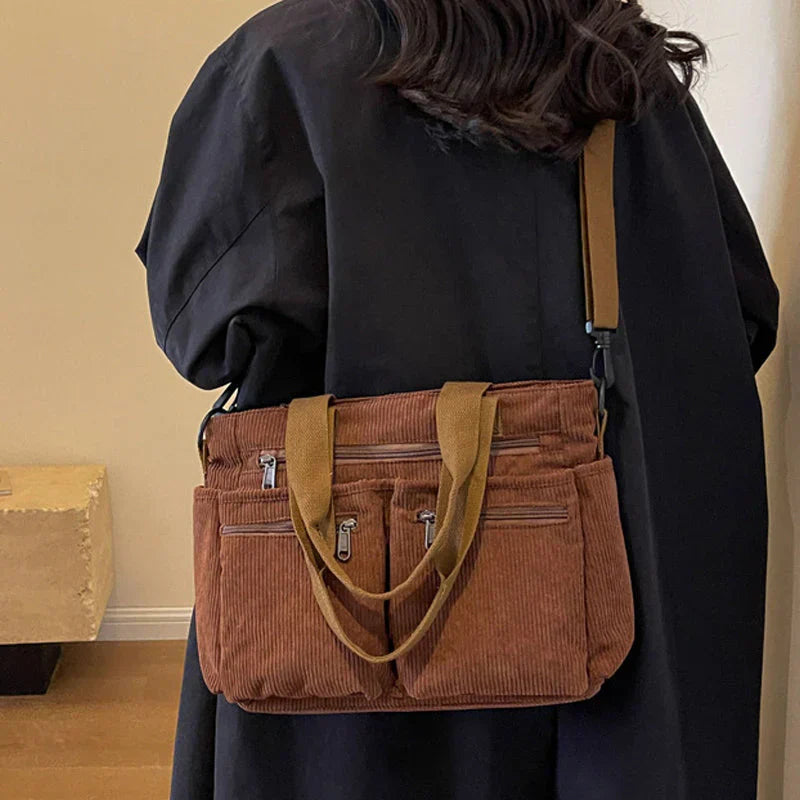 Lina- Kordelzugtasche mit handgefertigten Details