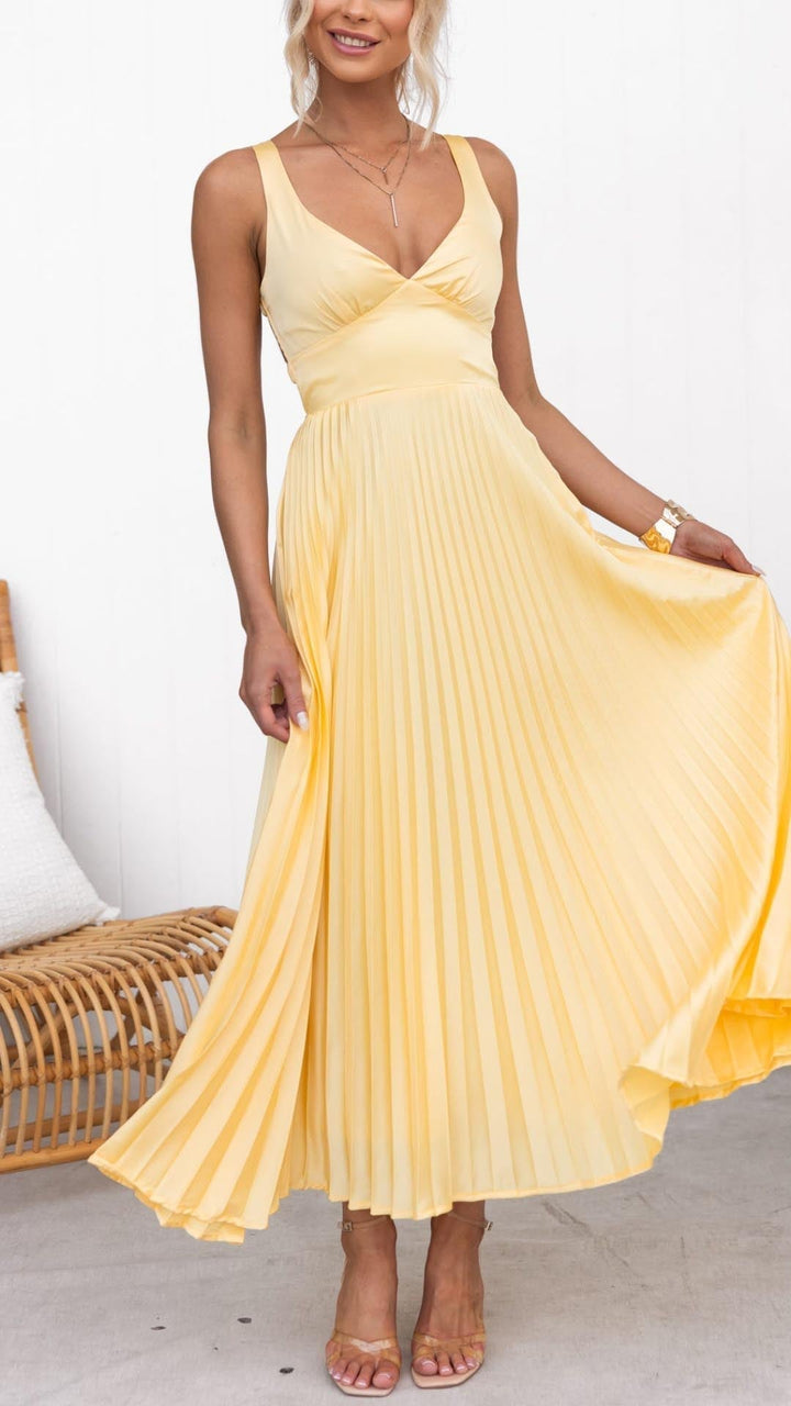 Inaya - Lange plissierte Robe mit V-Ausschnitt