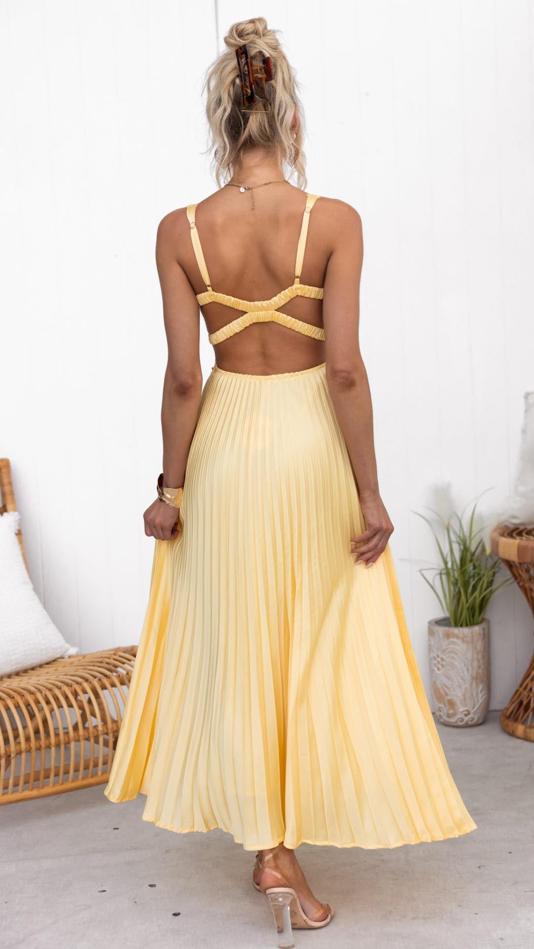 Inaya - Lange plissierte Robe mit V-Ausschnitt