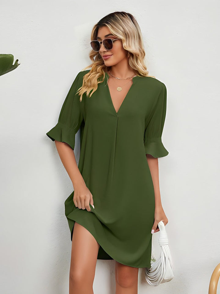 Elise - Locker sitzendes Wickelkleid mit V-Ausschnitt und Falten aus festem Stoff
