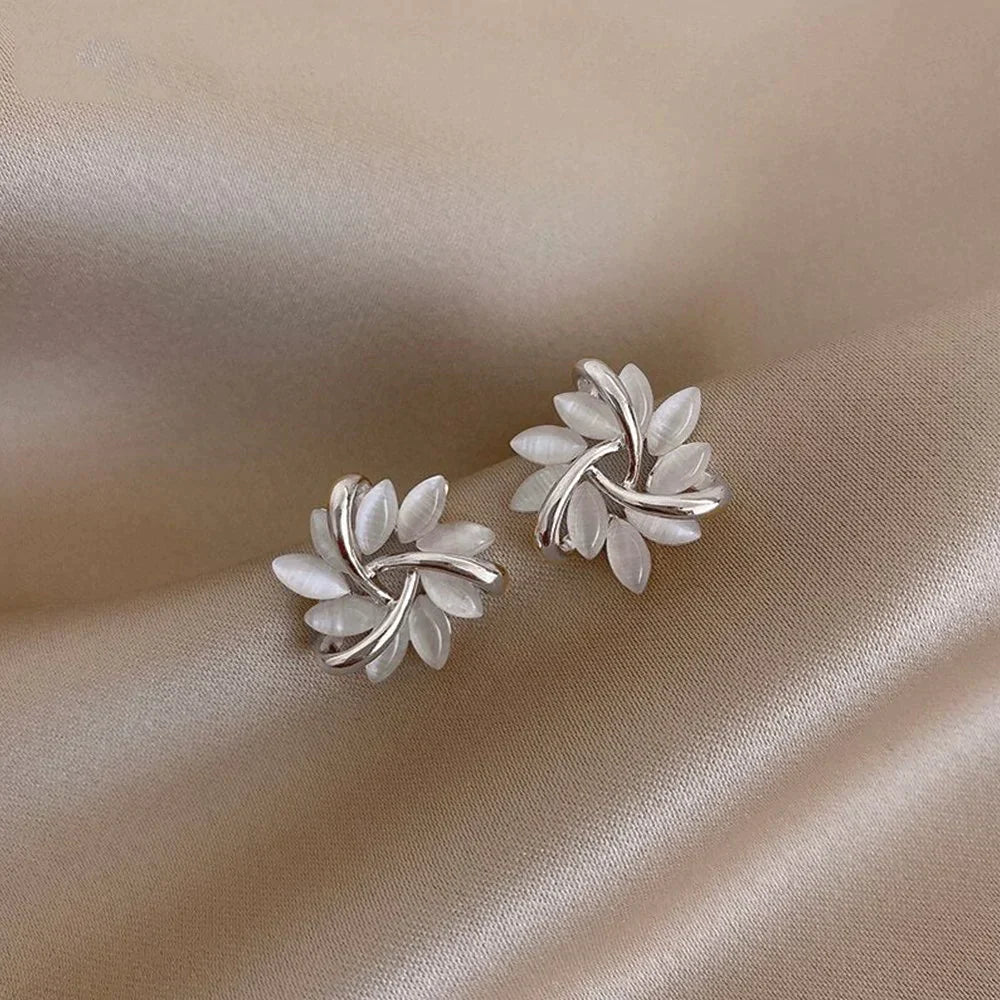 Creole Ohrringe mit Opalblumen in Gold
